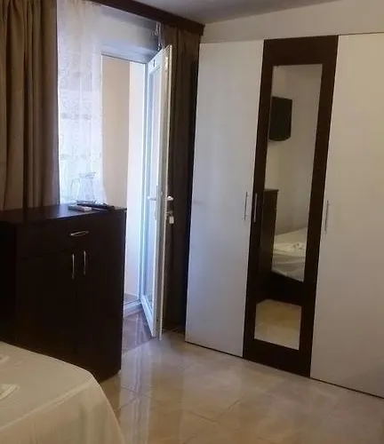 ゲストハウス Denisa 3*